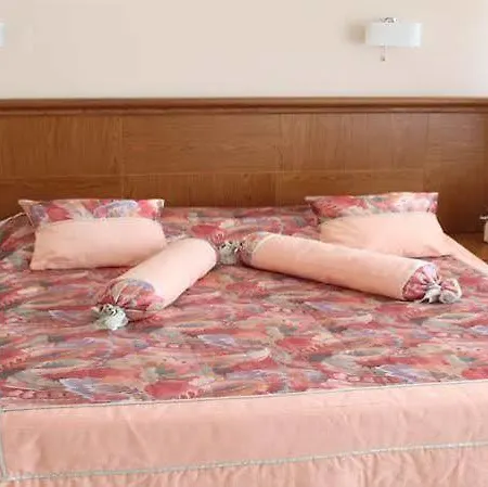 מלון Ucem Golden Sea 2*