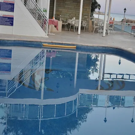 ホテル Ucem Golden Sea 2*